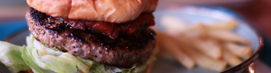 ハンバーガーとフライドポテト