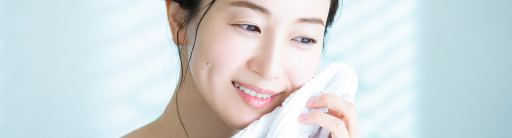 洗顔後しっとり肌を実感する女性