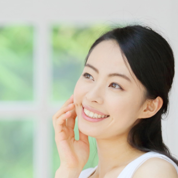 素肌がきれいな女性イメージ