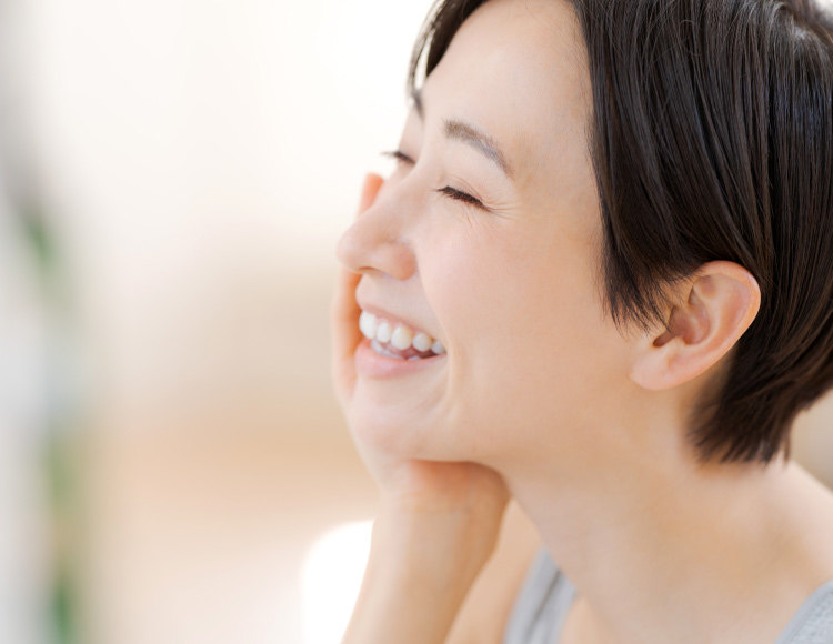 スキンケアで肌がうるおう女性イメージ