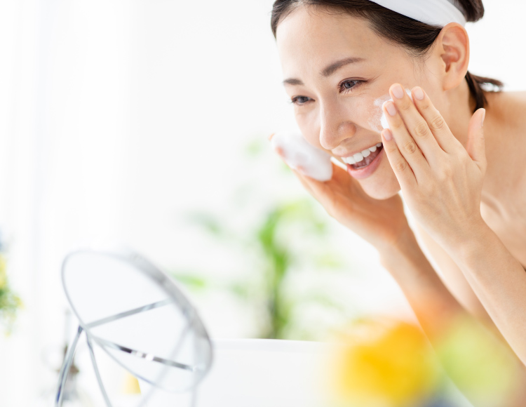 洗顔する女性イメージ