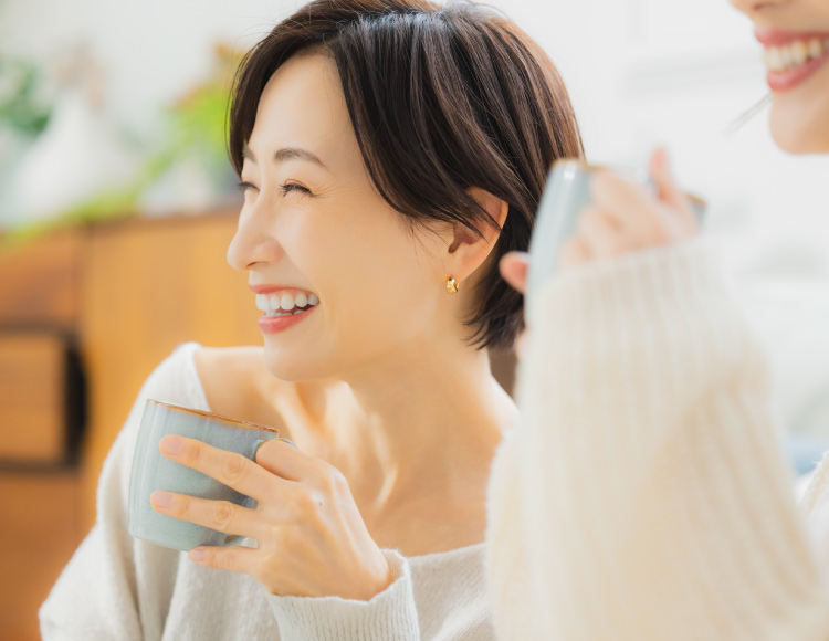 リラックスした笑顔の女性