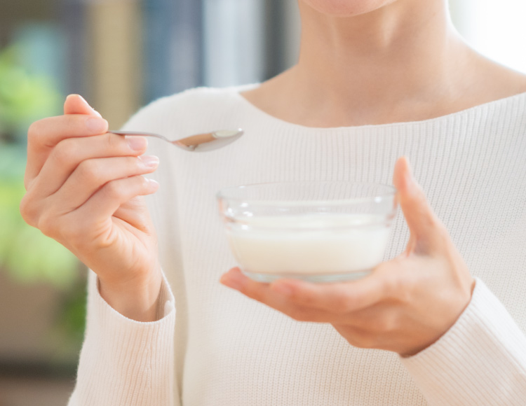 ヨーグルトを食べる女性