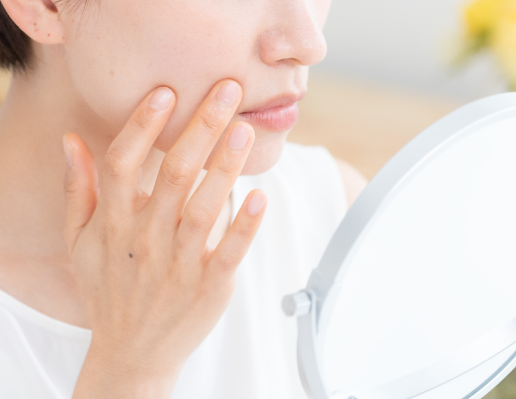 肌を気にしている女性