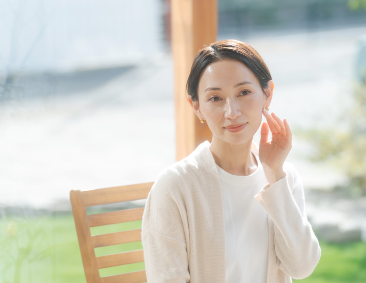 春の日差しの中の女性